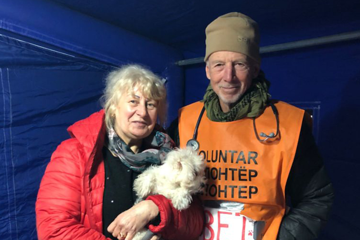 Jon Geller with Ukrainian refugee and her pet. Photo of dogs